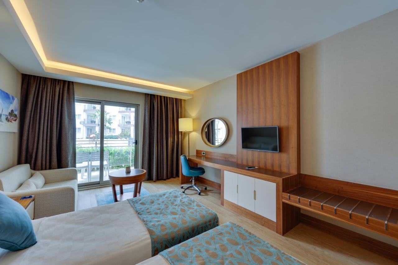 Ramada Hotel & Suites By Wyndham Kusadası Extérieur photo